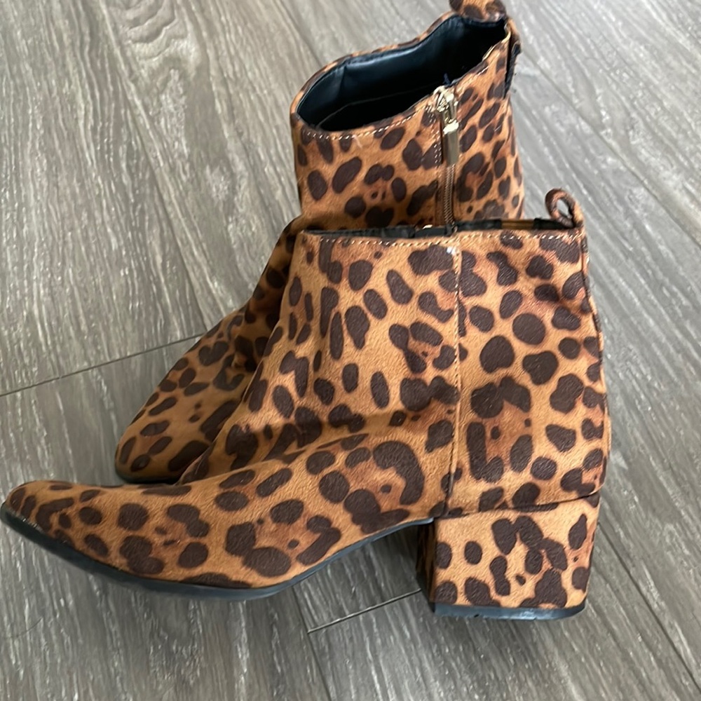 7W cheetah print boots